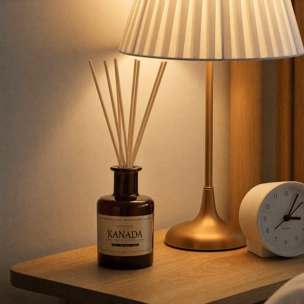 Diffuser „Kanada" auf Nachttisch neben warmem Schlummerlicht – Holz, Patchouli und Amber, gemütliche Schlafzimmeratmosphäre