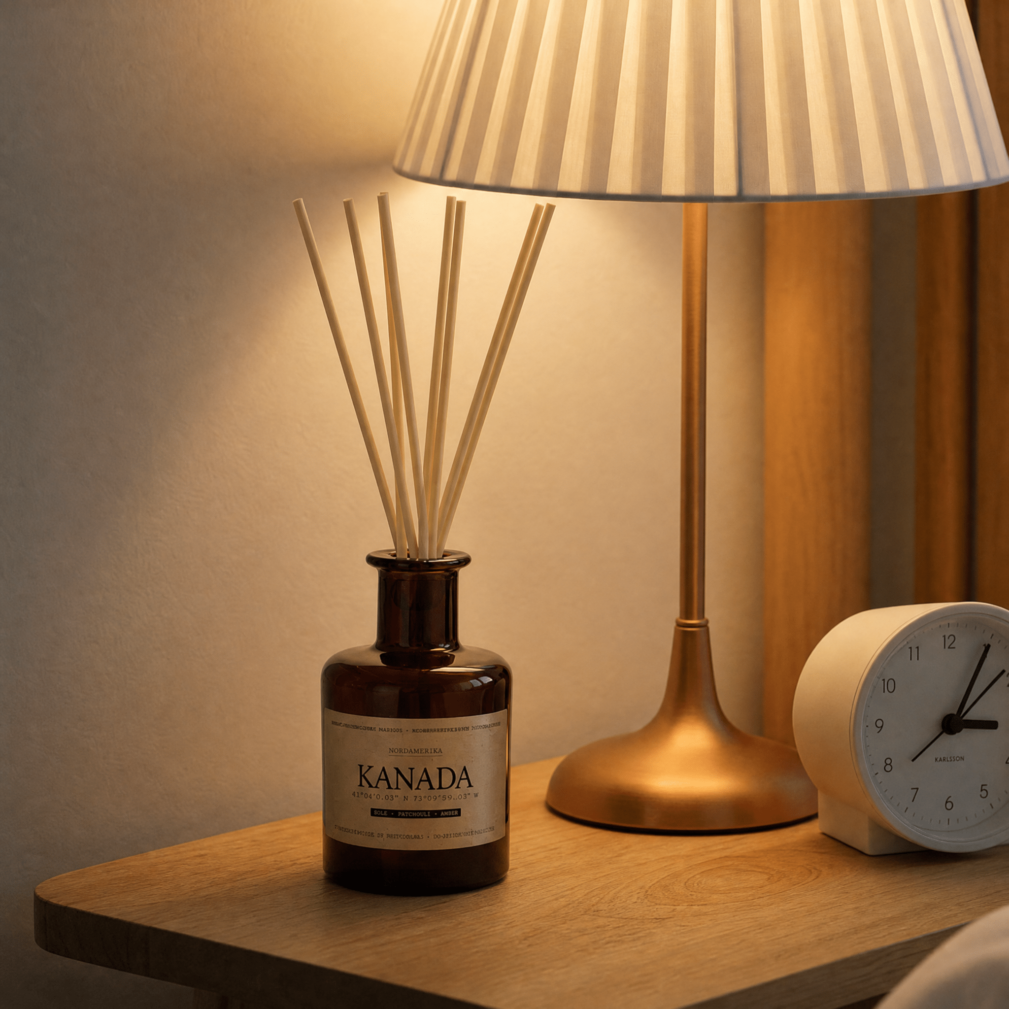 Diffuser „Kanada" auf Nachttisch neben warmem Schlummerlicht – Holz, Patchouli und Amber, gemütliche Schlafzimmeratmosphäre