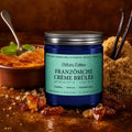Duftkerze „Crème Brûlée" neben echtem Dessert, Vanilleschoten und Karamellzucker – Karamell, Vanille, Orangenschale