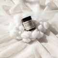 Bernsteinglas-Kerze auf weißem Wolken-Styling aus Watte und Tüll – „Heavenly Welcome", sanft, elegant und einladend