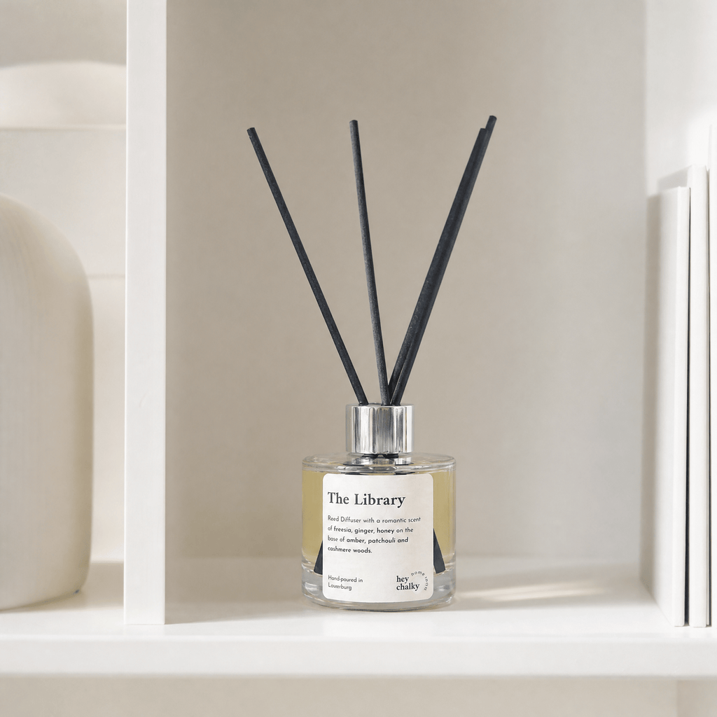„The Library" auf weißem Bücherregal-Einbauregal – Amber, Sandelholz und Vanille, modernes minimalistisches Wohnzimmer
