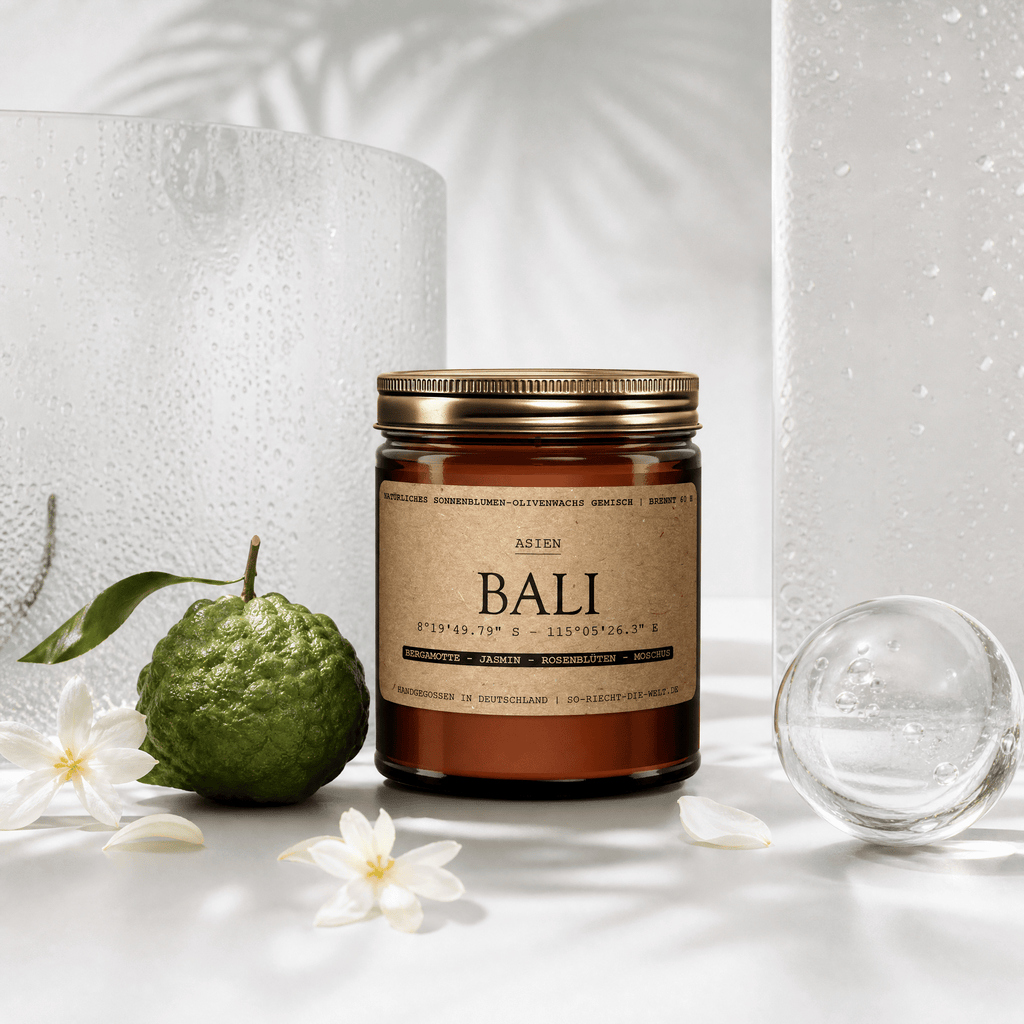 Duftkerze „Bali" mit Wassertropfen, Bergamotte und Kristallkugel – Jasmin, Rosenblüten und Moschus, weißer Hintergrund