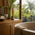 Duftkerze „Bali" auf Teakholz-Waschtisch in Bali-Spa-Villa – Bergamotte, Jasmin, Rosenblüten und Moschus, Palmengarten-Blick