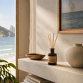Reed Diffuser „Rio de Janeiro" auf hellem Kalkputz-Regal – sommerlicher Duft, Meerblick, natürliches Interieur
