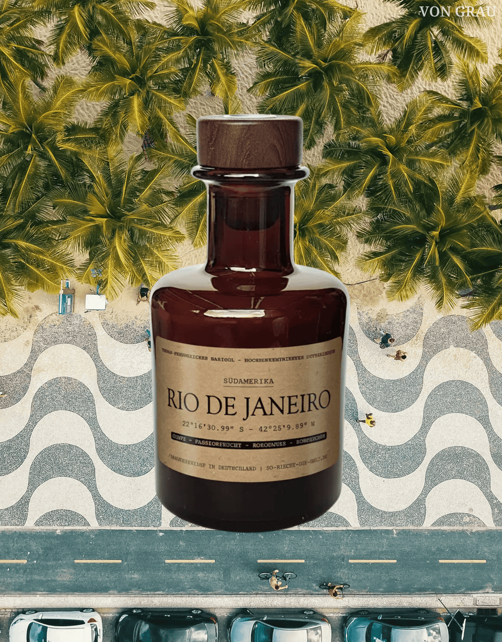 Reed Diffuser „Rio de Janeiro" im Bernsteinglas vor Copacabana-Strand – tropischer Duft, handgefertigt in Deutschland