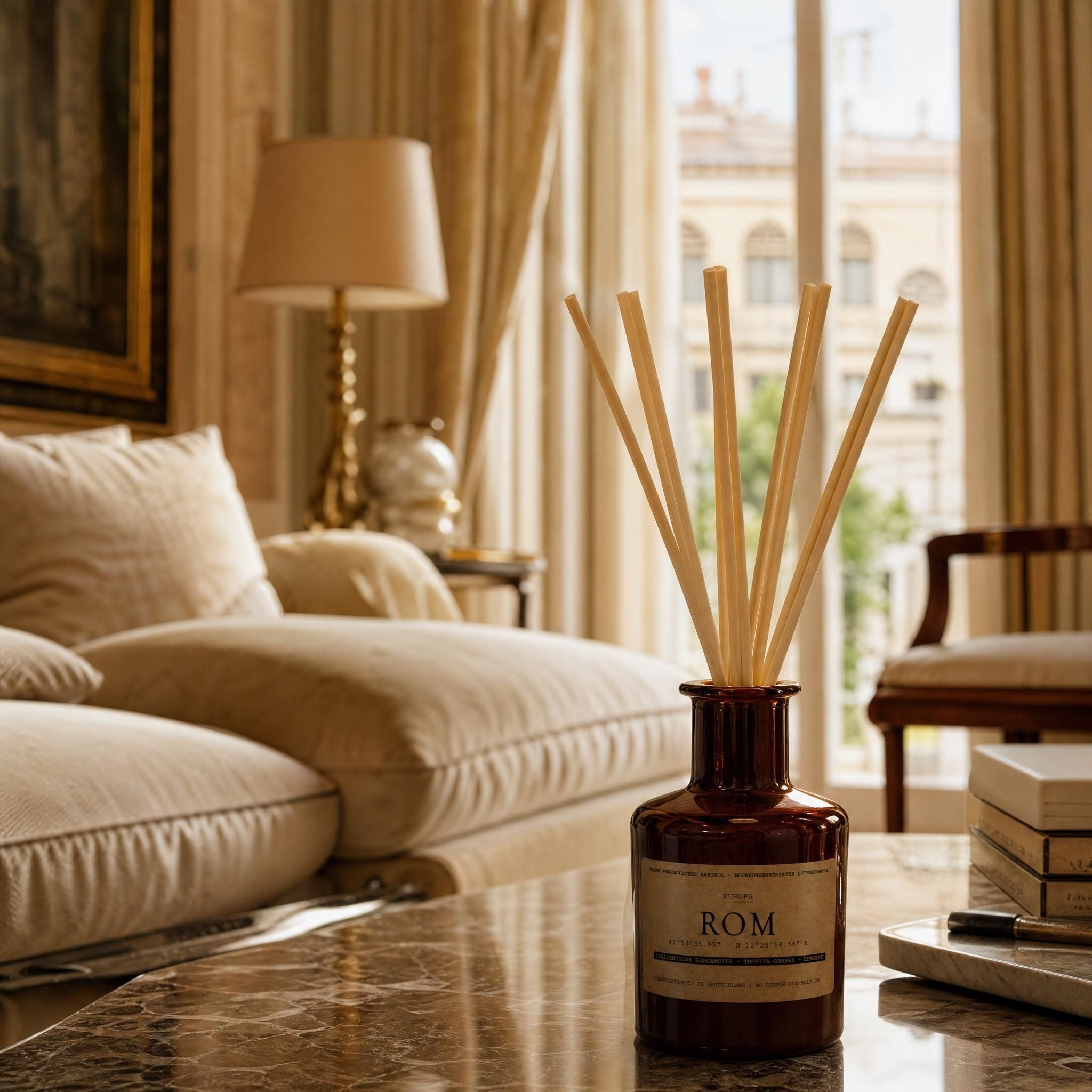 Reed Diffuser „Rom" vor römischer, goldenes Salonambiente – Bergamotte, Orange und Limette, in Deutschland hergestellt
