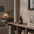 Diffuser „Stockholm" im Bernsteinglas auf Holzregal – nordischer Wohnduft im warmen Abendlicht, skandinavisches Interieur