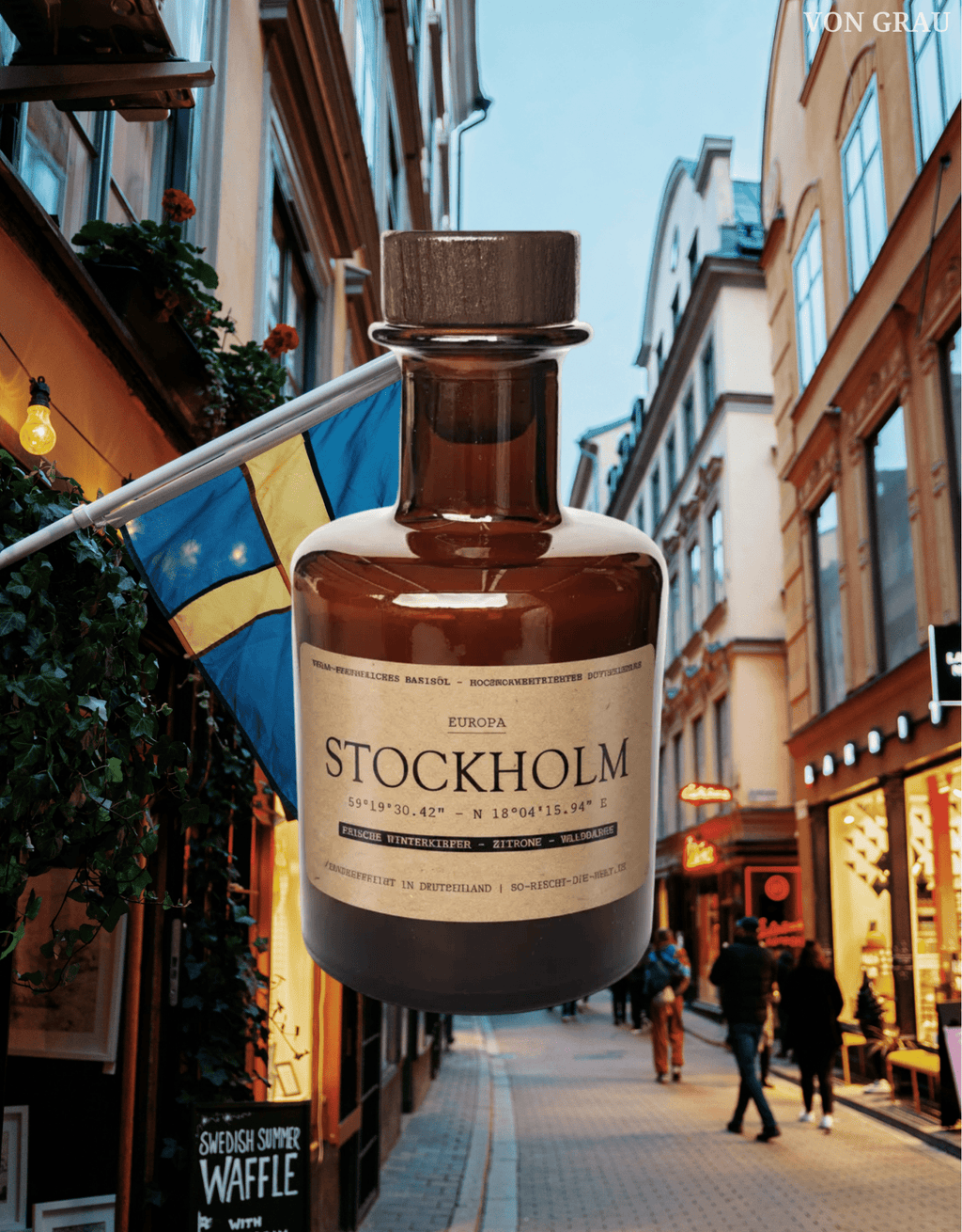 Reed Diffuser „Stockholm" im Bernsteinglas vor Stockholmer Altstadtkulisse – nordischer Duft, handgefertigt in Deutschland