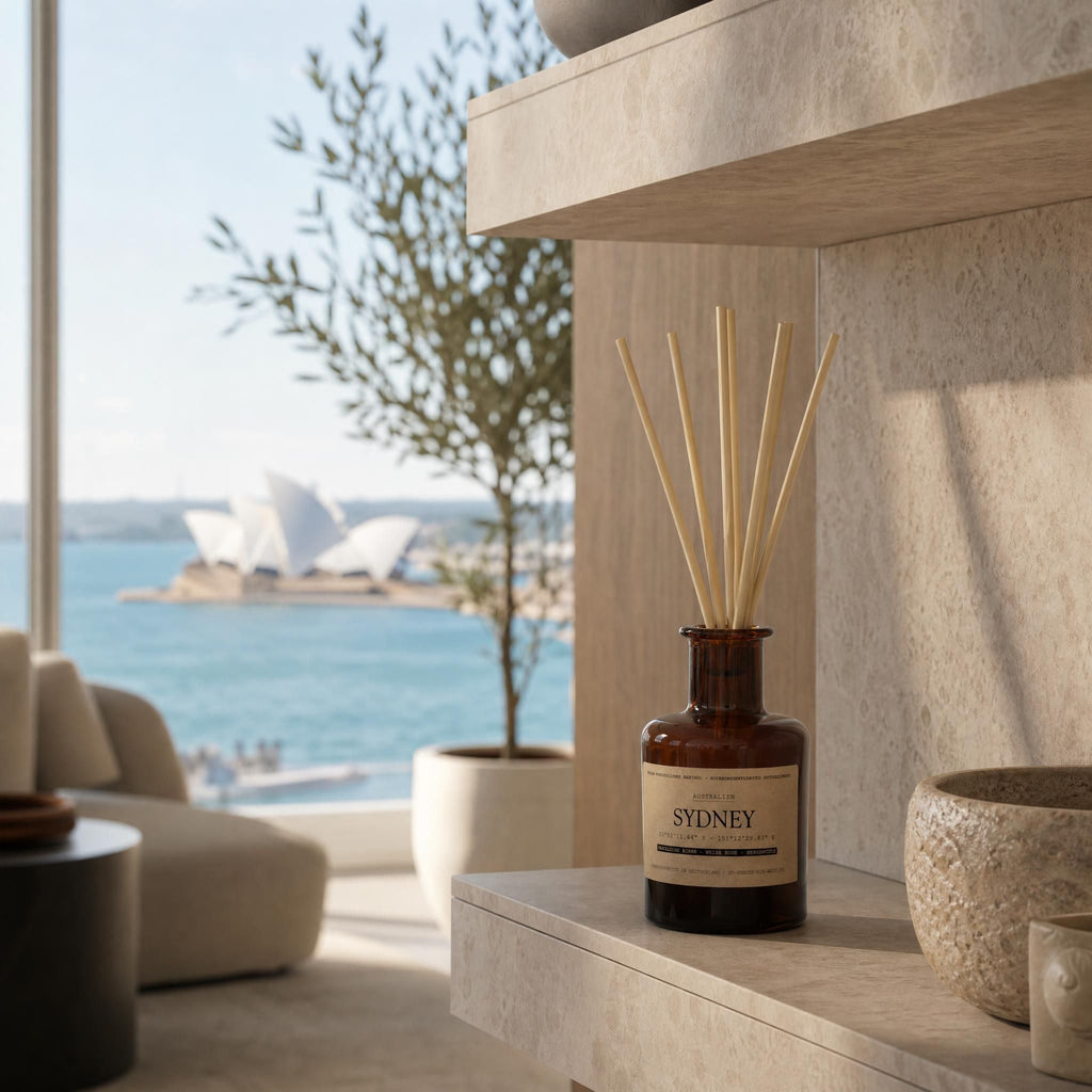 Reed Diffuser „Sydney" im Bernsteinglas auf Travertin-Regal – Grüner Apfel, Weiße Rose, Sandelholz, Blick auf das Opernhaus