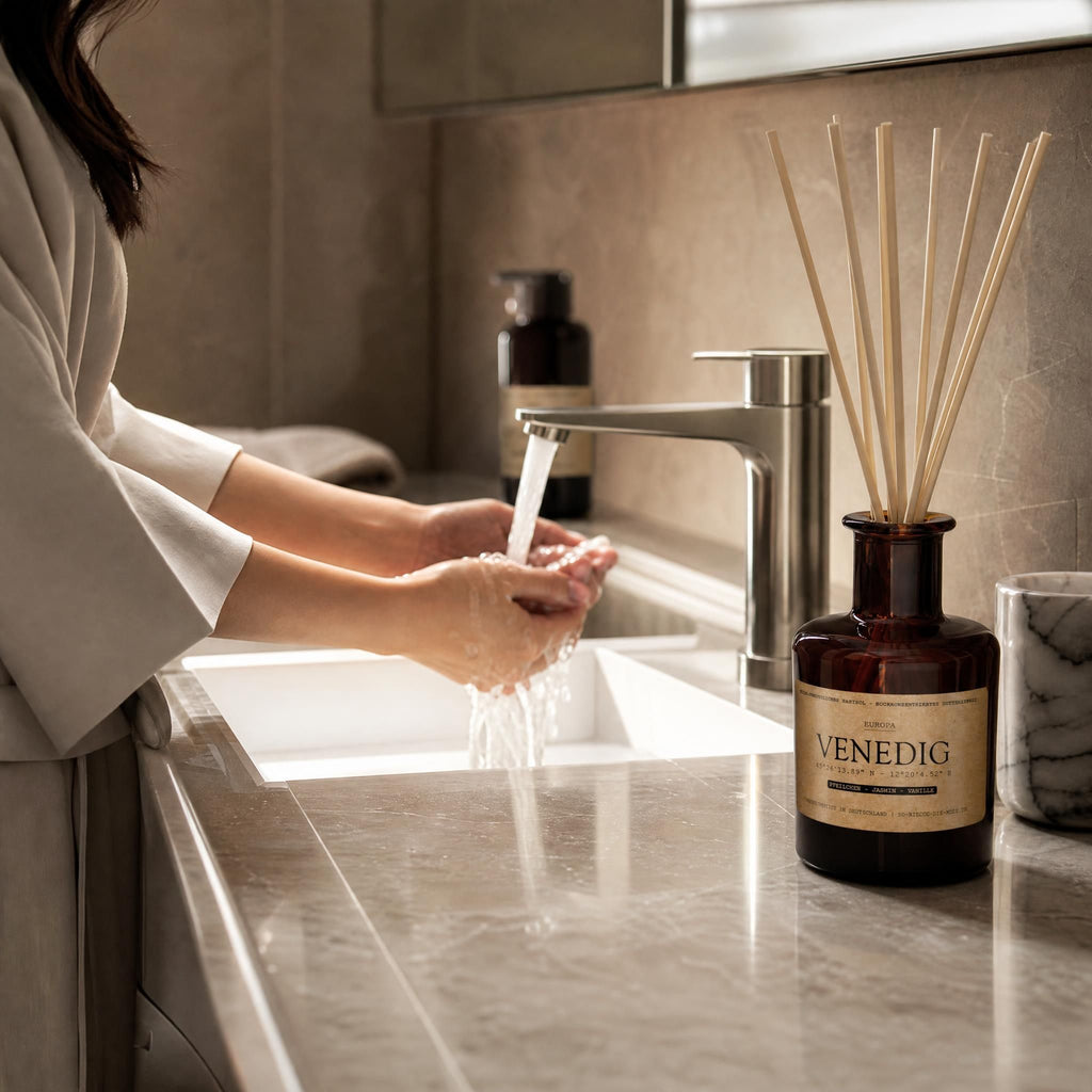„Venedig" Reed Diffuser im Luxusbad neben Marmor-Waschbecken – Duft nach Pfirsich, Jasmin und Vanille für entspannte Momente